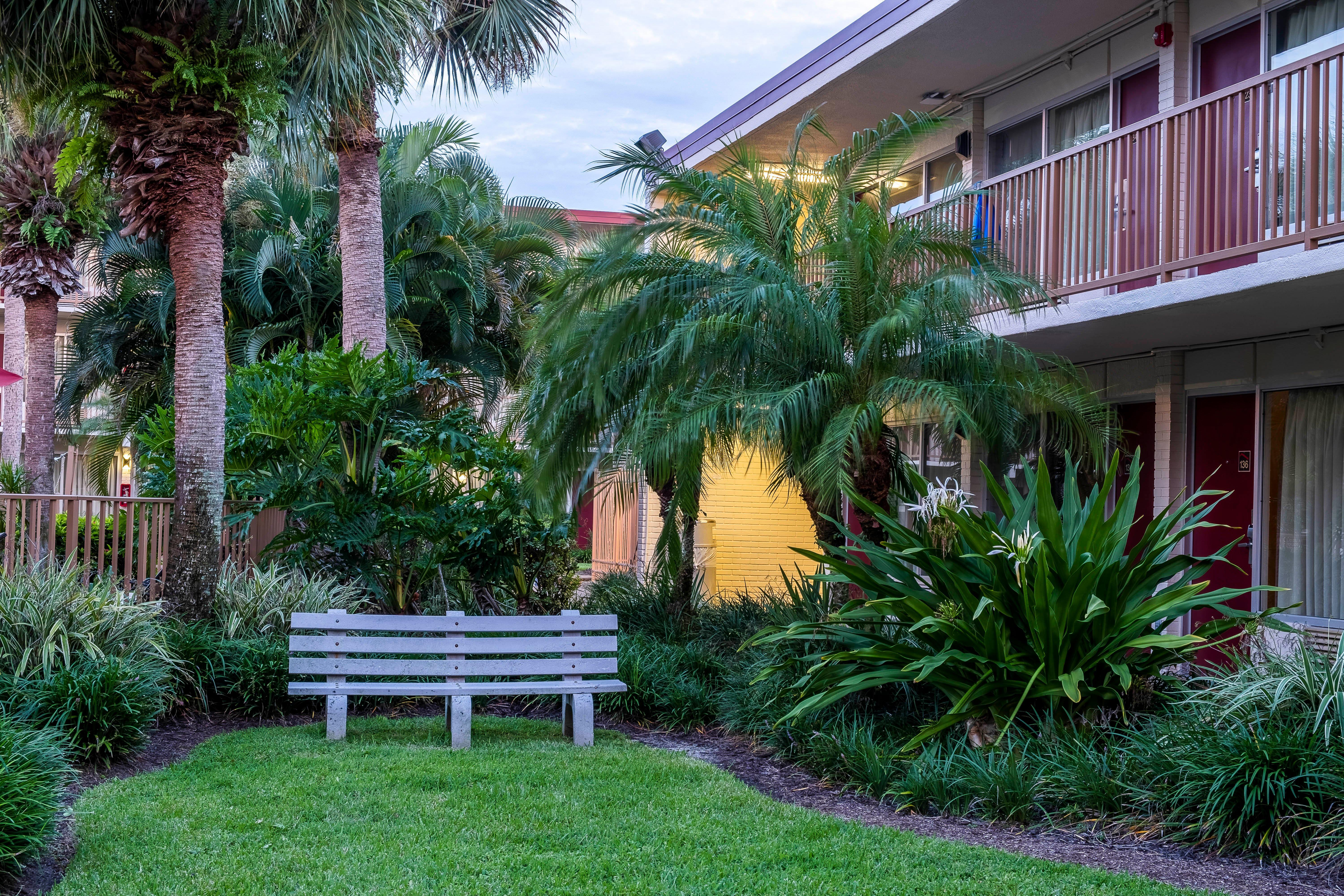 Red Roof Inn Plus+ & Suites Naples Downtown-5Th Ave S Exterior photo