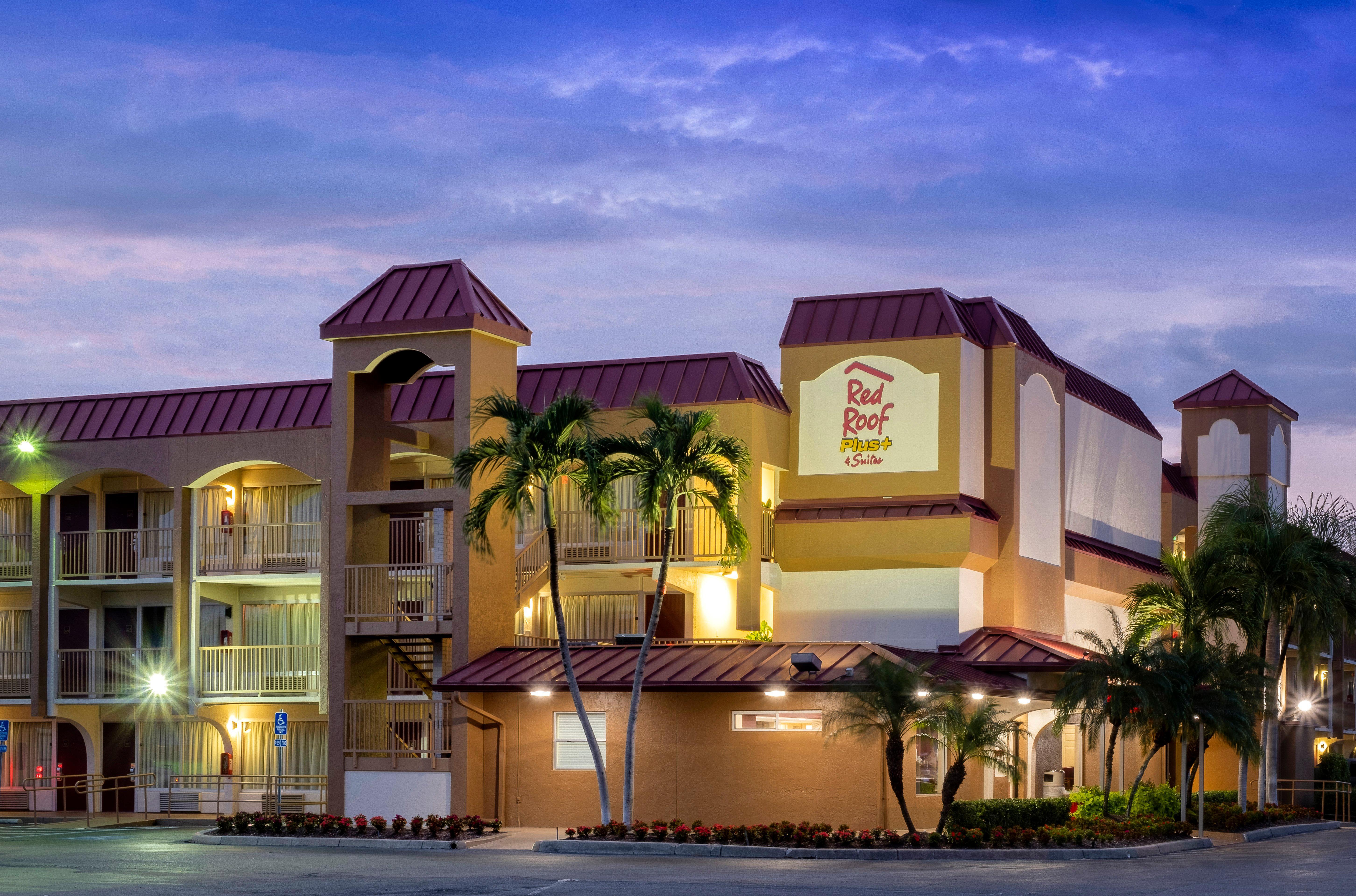 Red Roof Inn Plus+ & Suites Naples Downtown-5Th Ave S Exterior photo