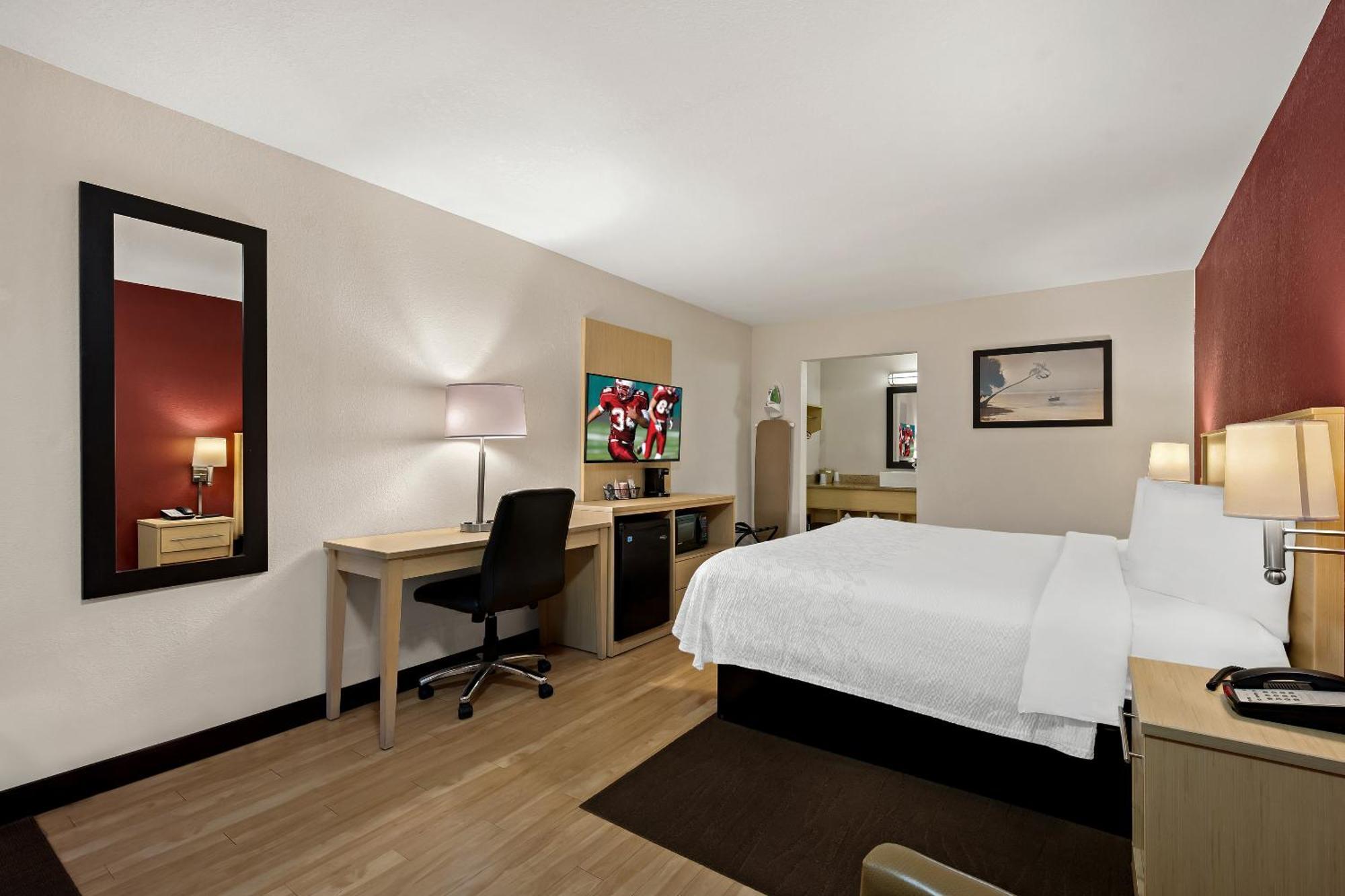 Red Roof Inn Plus+ & Suites Naples Downtown-5Th Ave S Exterior photo