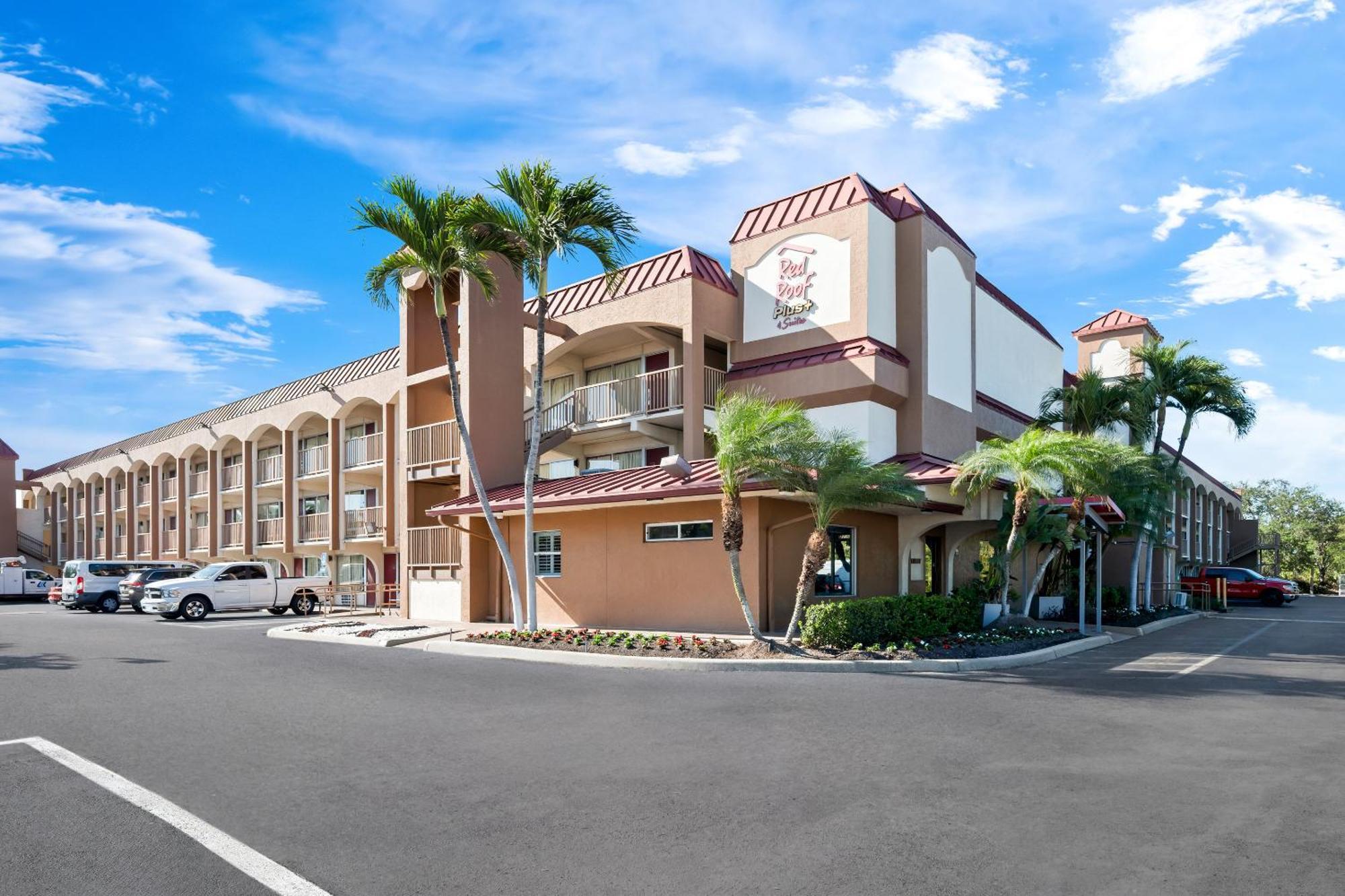 Red Roof Inn Plus+ & Suites Naples Downtown-5Th Ave S Exterior photo