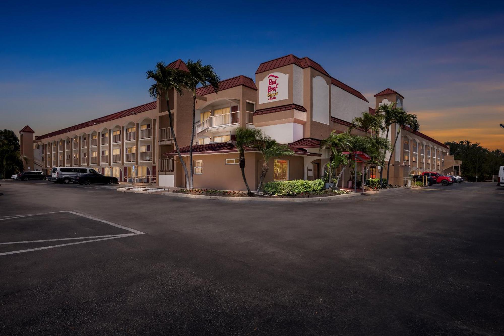 Red Roof Inn Plus+ & Suites Naples Downtown-5Th Ave S Exterior photo