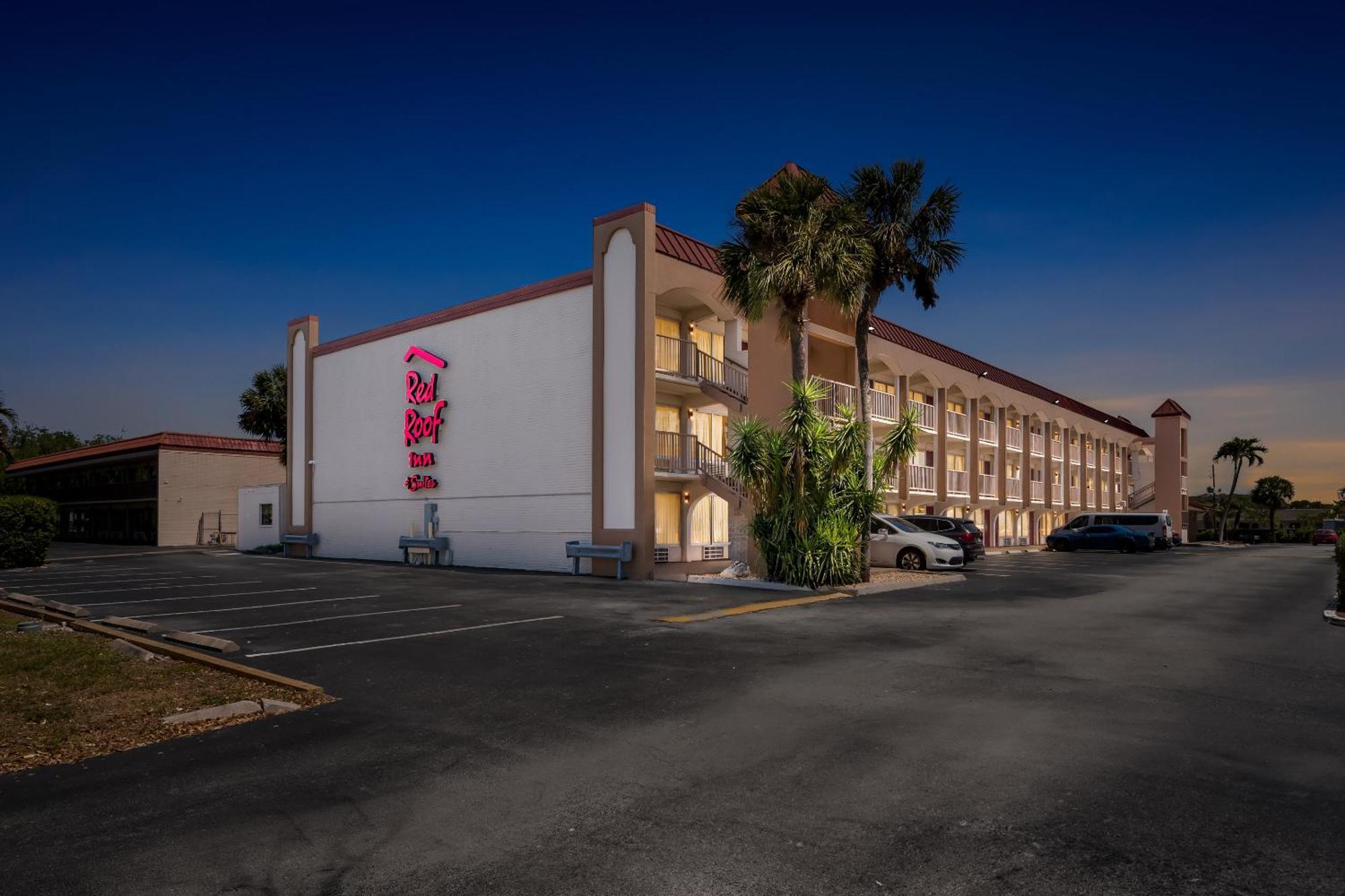Red Roof Inn Plus+ & Suites Naples Downtown-5Th Ave S Exterior photo